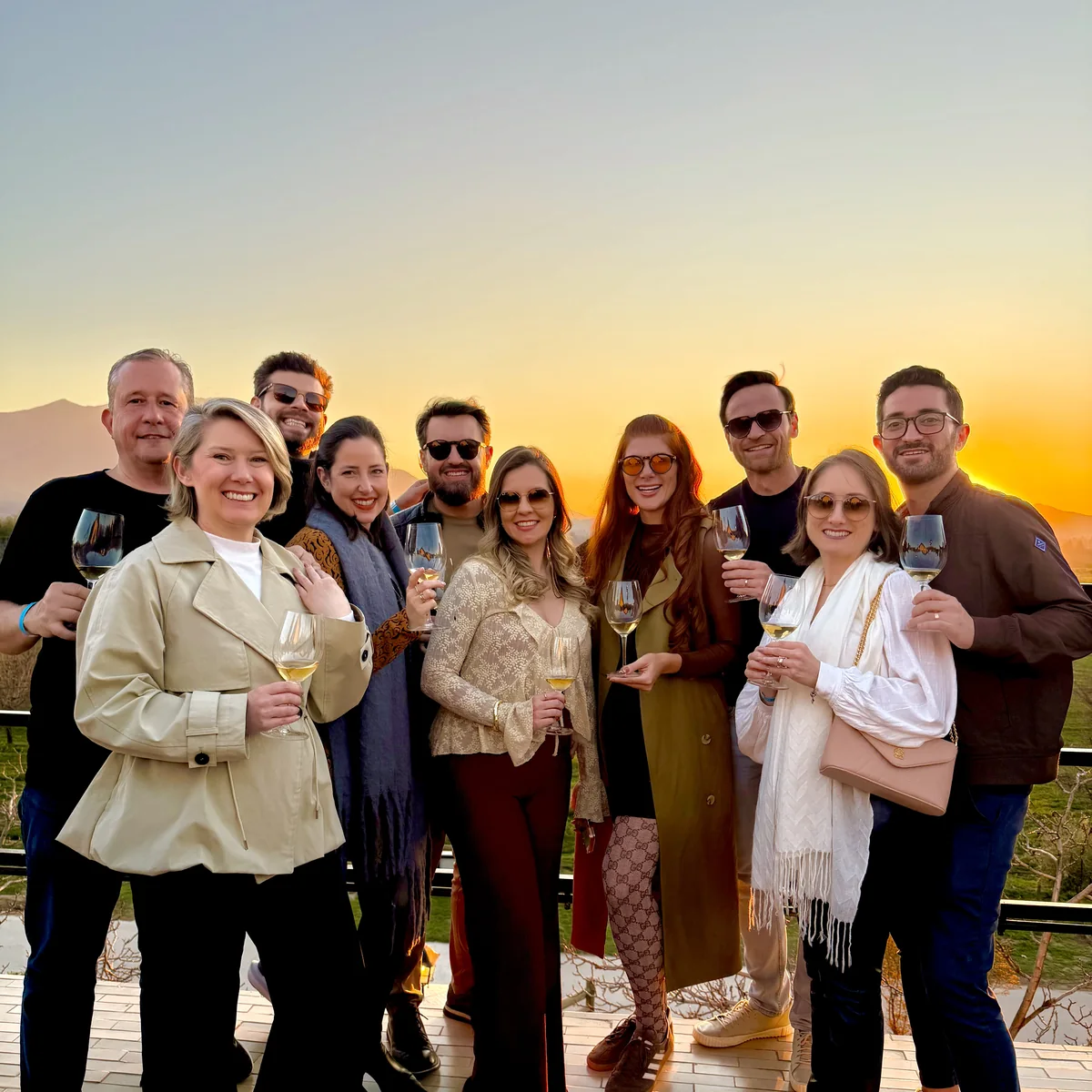 Grupo do Imperium reunido ao pôr do sol, no Chile