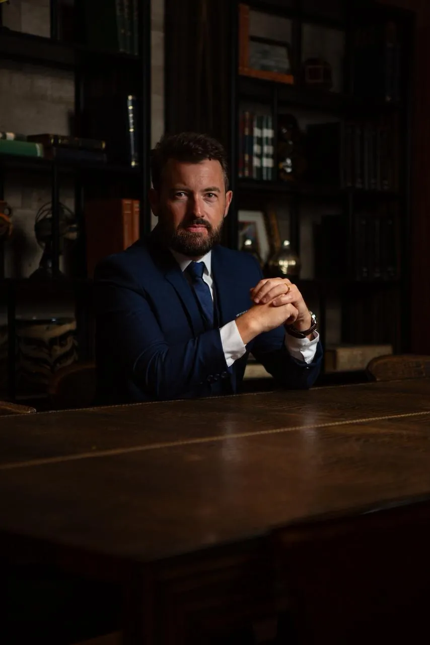 Eduardo Arruda sentado à mesa no escritório