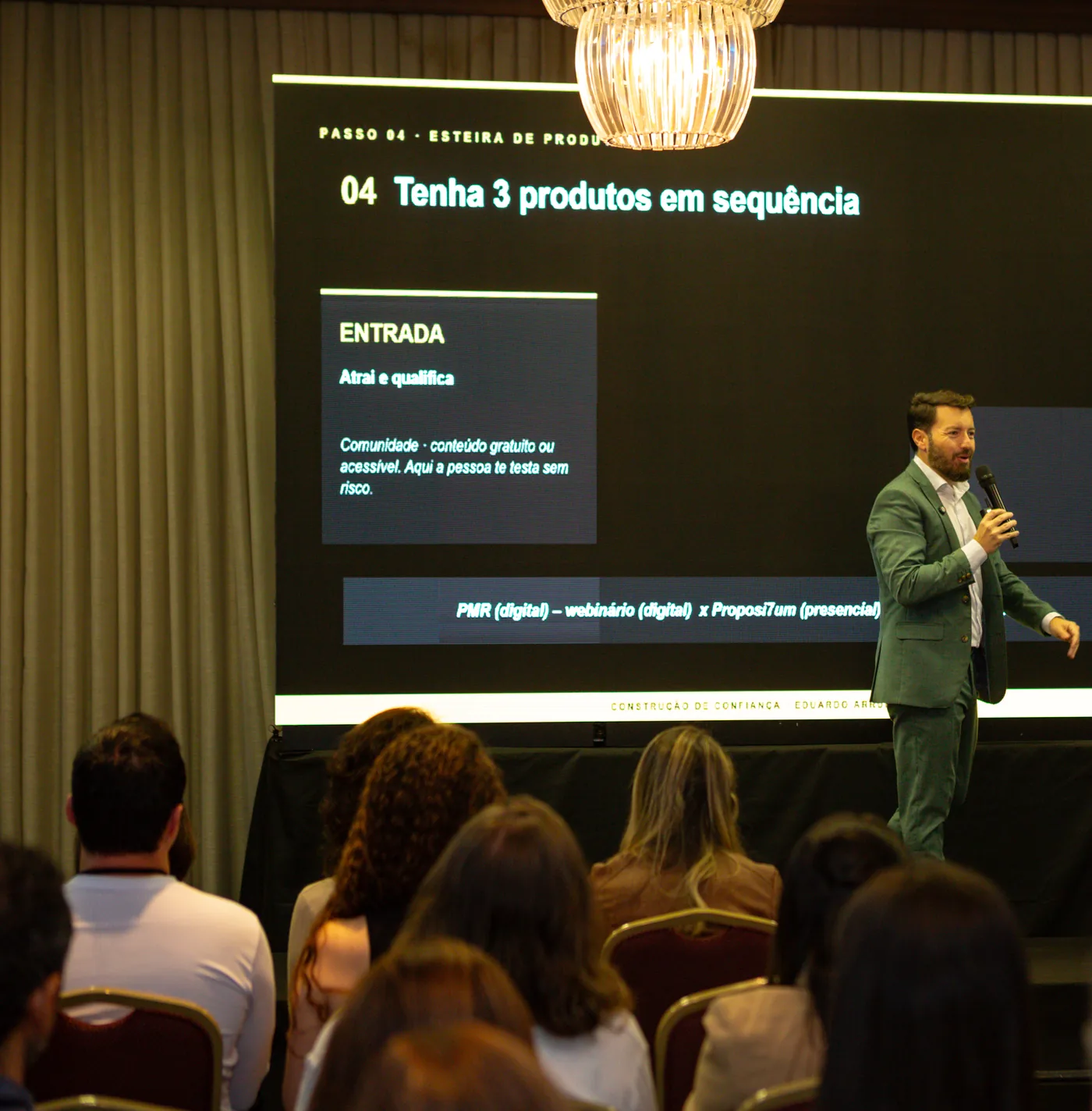 Eduardo Arruda apresentando a esteira de produtos à plateia