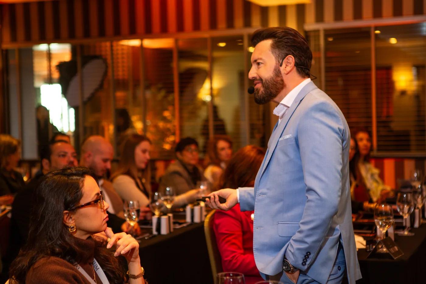 Eduardo Arruda conversando com participantes durante o jantar da imersão