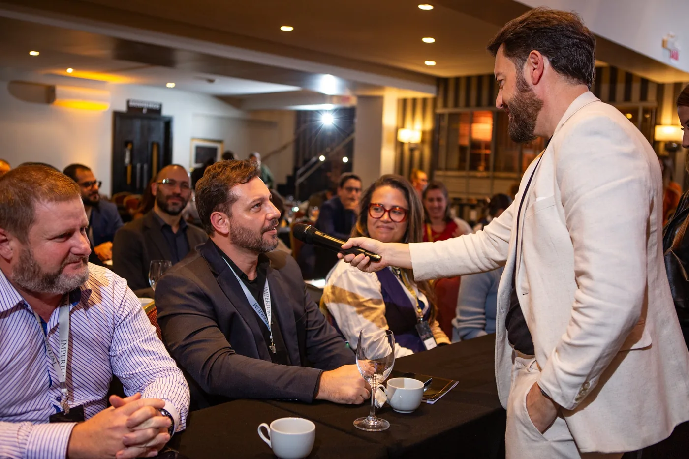 Eduardo Arruda cumprimentando um participante