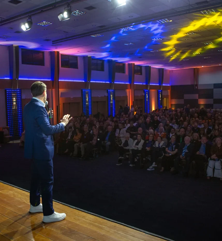 Eduardo Arruda no palco diante do auditório lotado no Costão do Santinho
