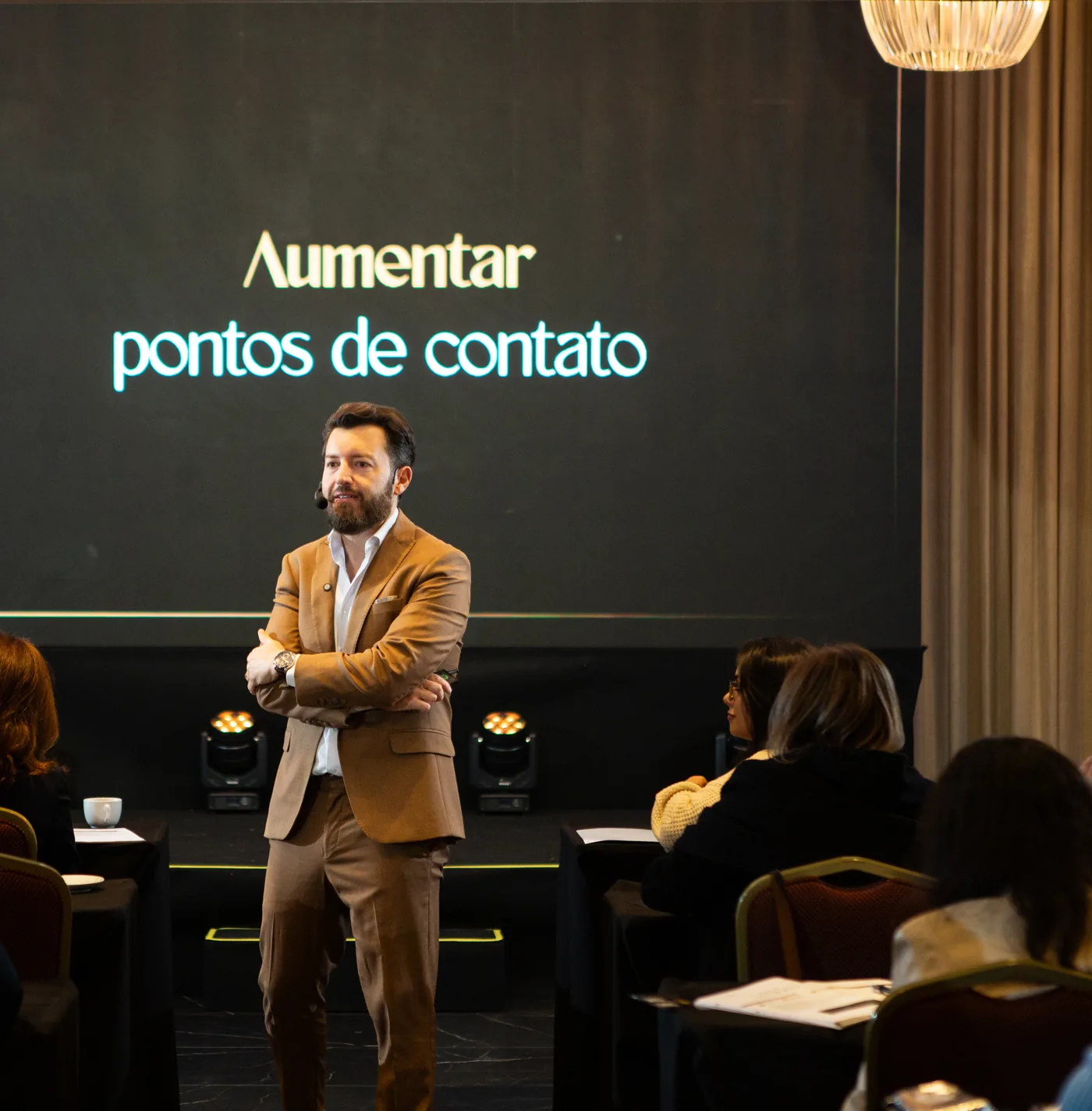Eduardo Arruda no palco falando sobre pontos de contato