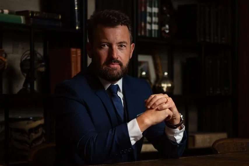 Eduardo Arruda sentado à mesa no escritório