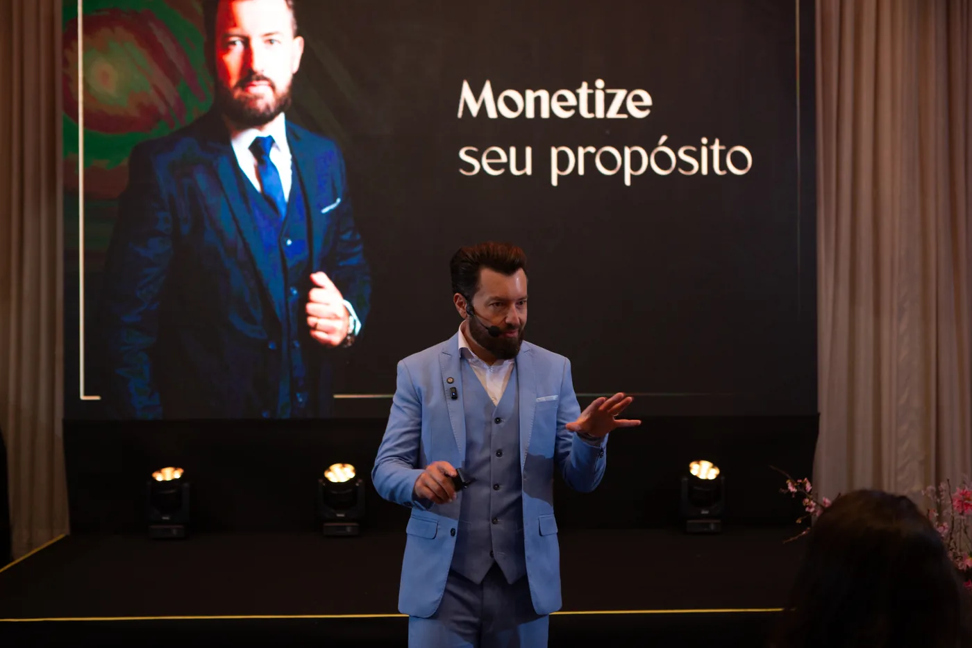 Eduardo Arruda no palco falando sobre monetizar o propósito