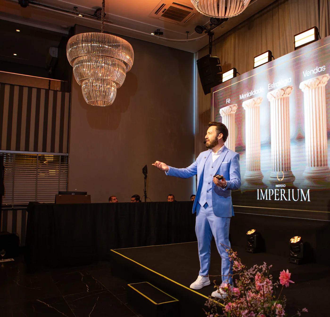 Eduardo Arruda no palco diante das colunas Imperium