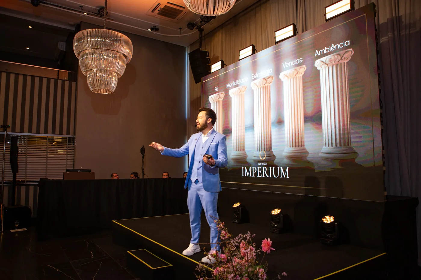 Eduardo Arruda no palco diante do painel do Imperium