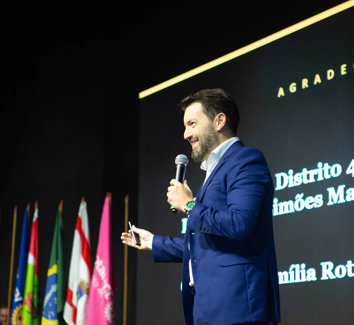 Eduardo Arruda palestrando em evento do Rotary