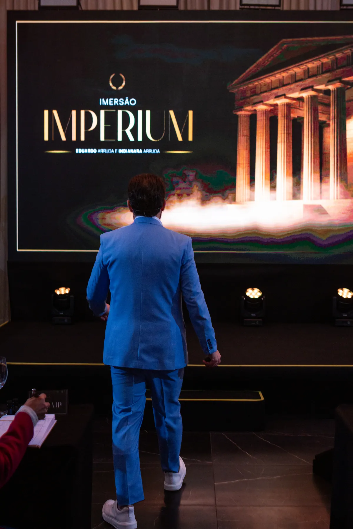 Eduardo Arruda diante do palco da Imersão Imperium