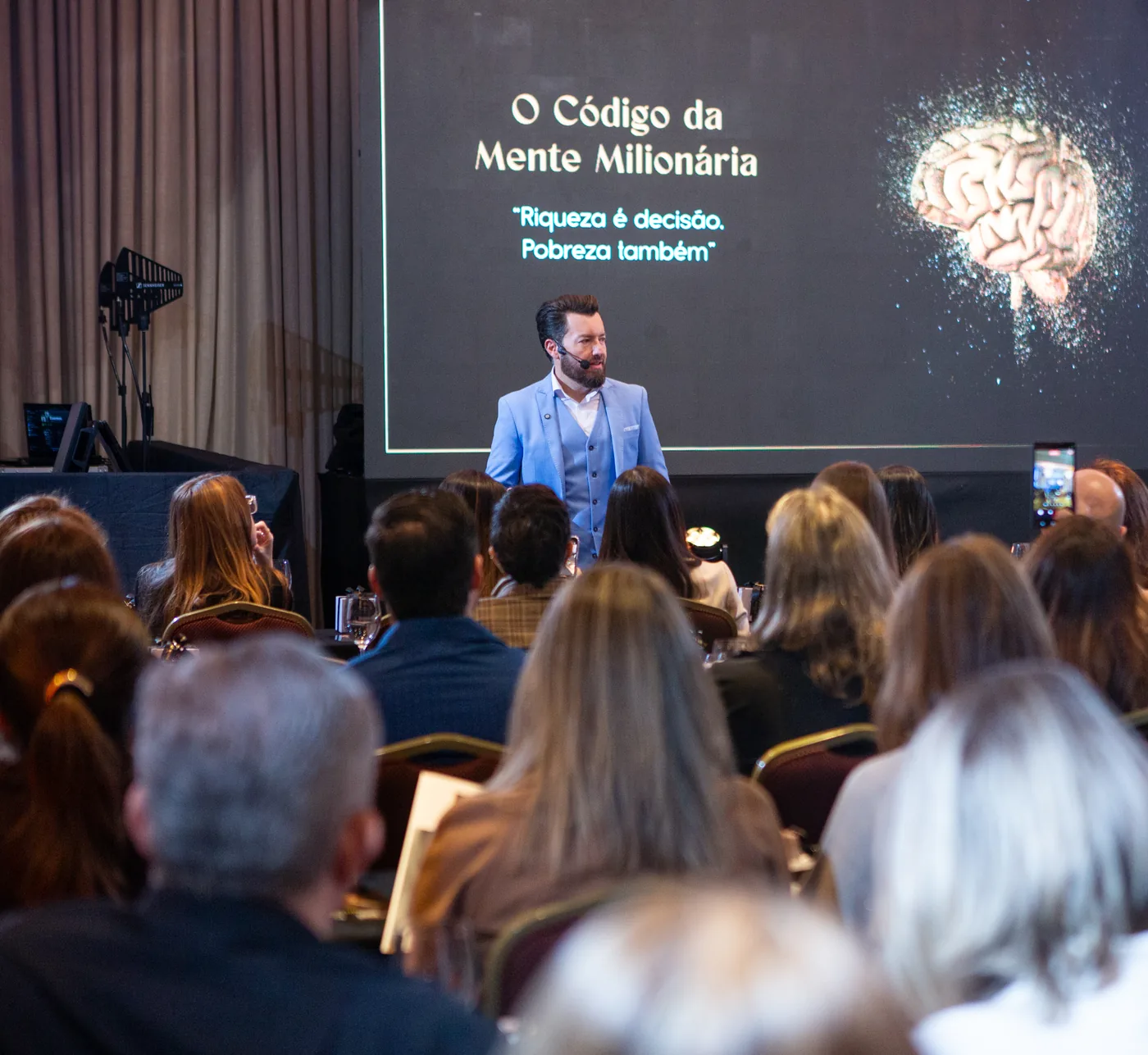 Palestra sobre o código da mente milionária na Imersão Imperium