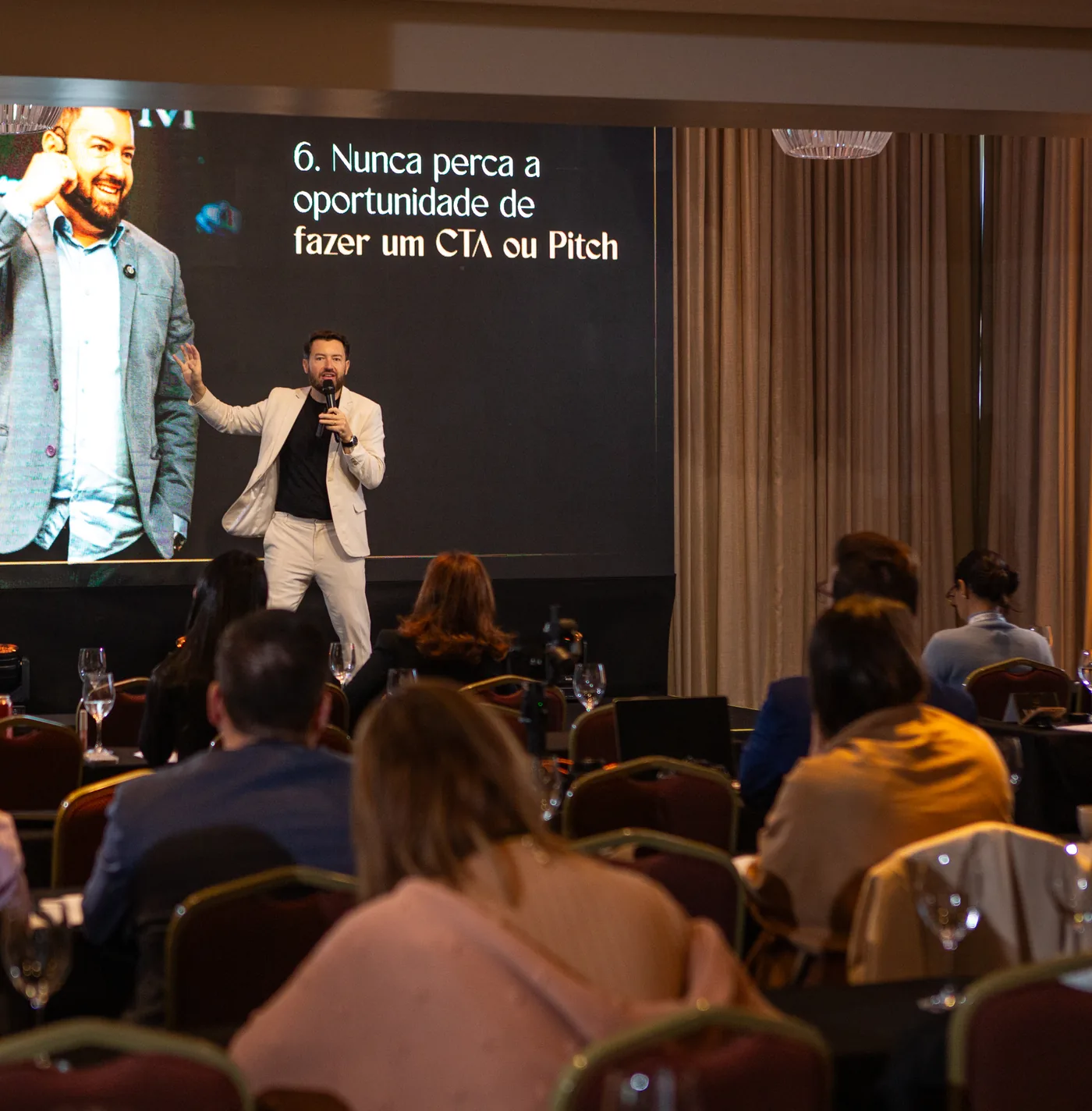 Palestra sobre pitch diante da plateia da imersão
