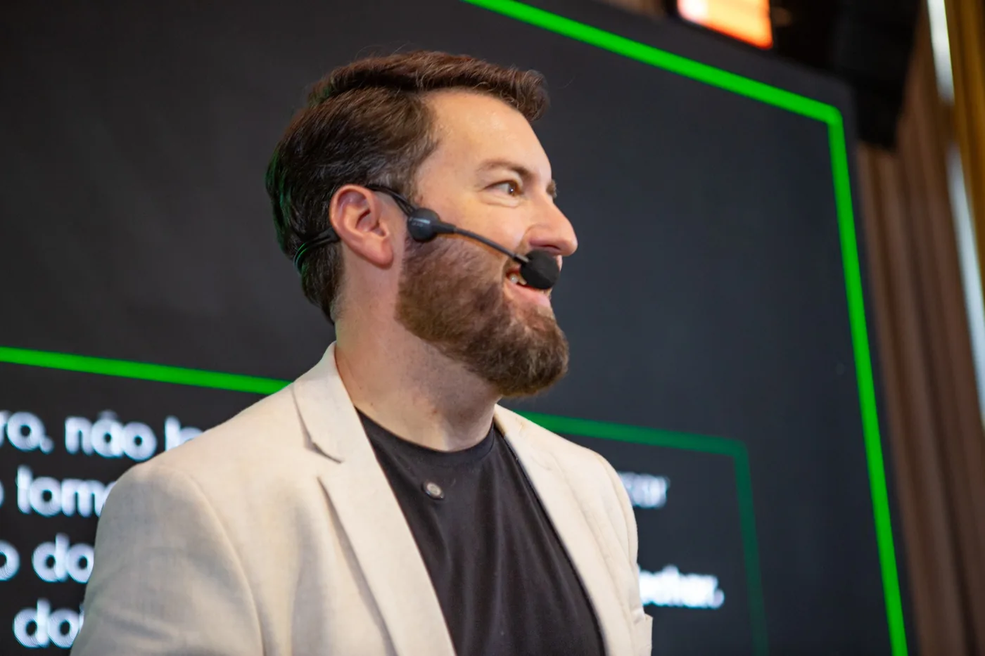 Eduardo Arruda falando no palco da Imersão Imperium