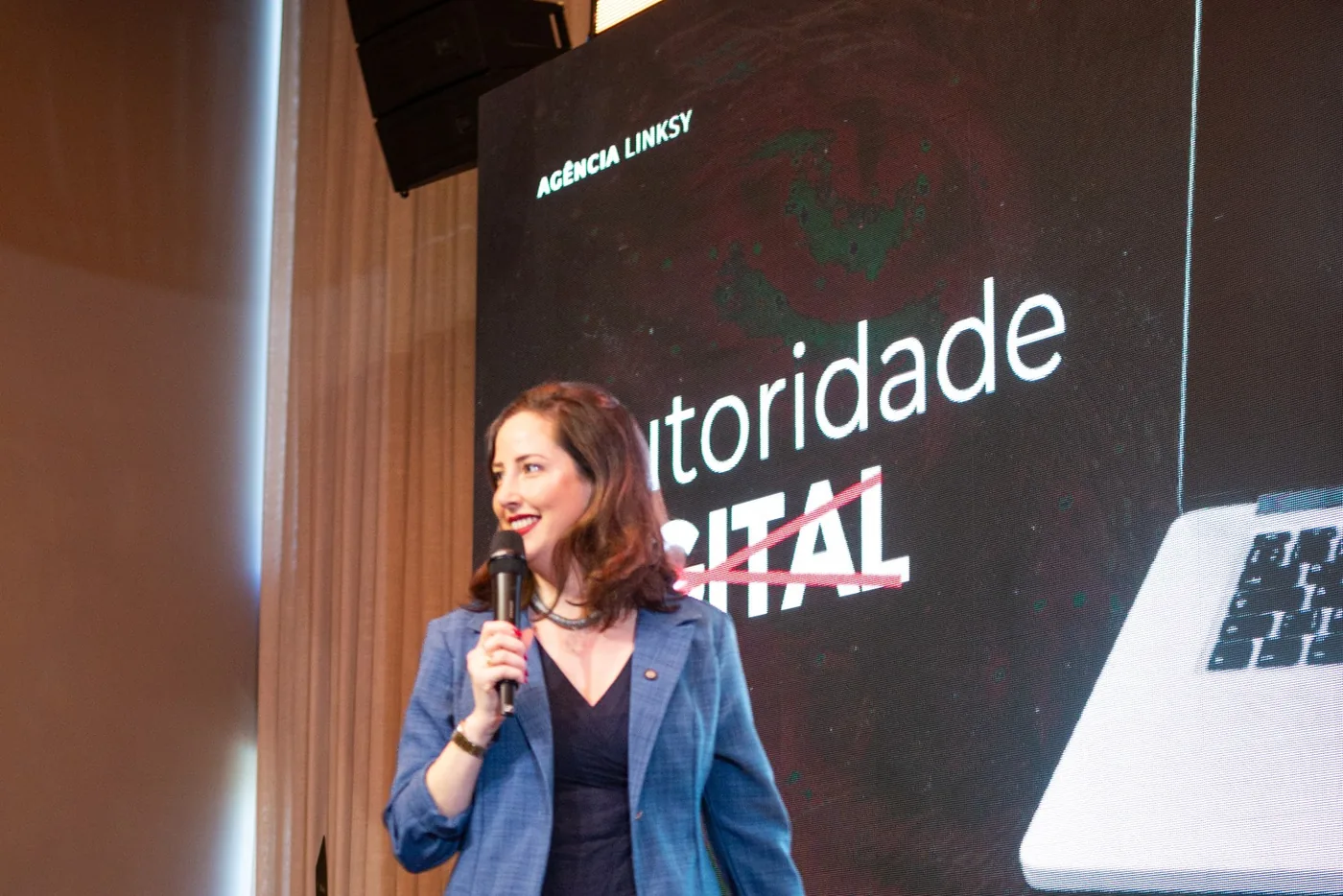 Participante com o microfone no palco