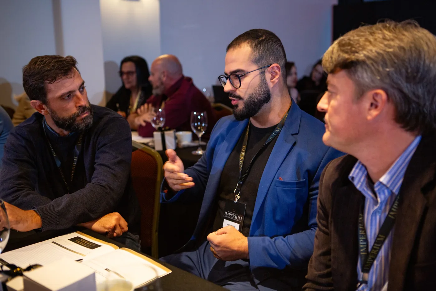 Participantes conversando à mesa durante a imersão