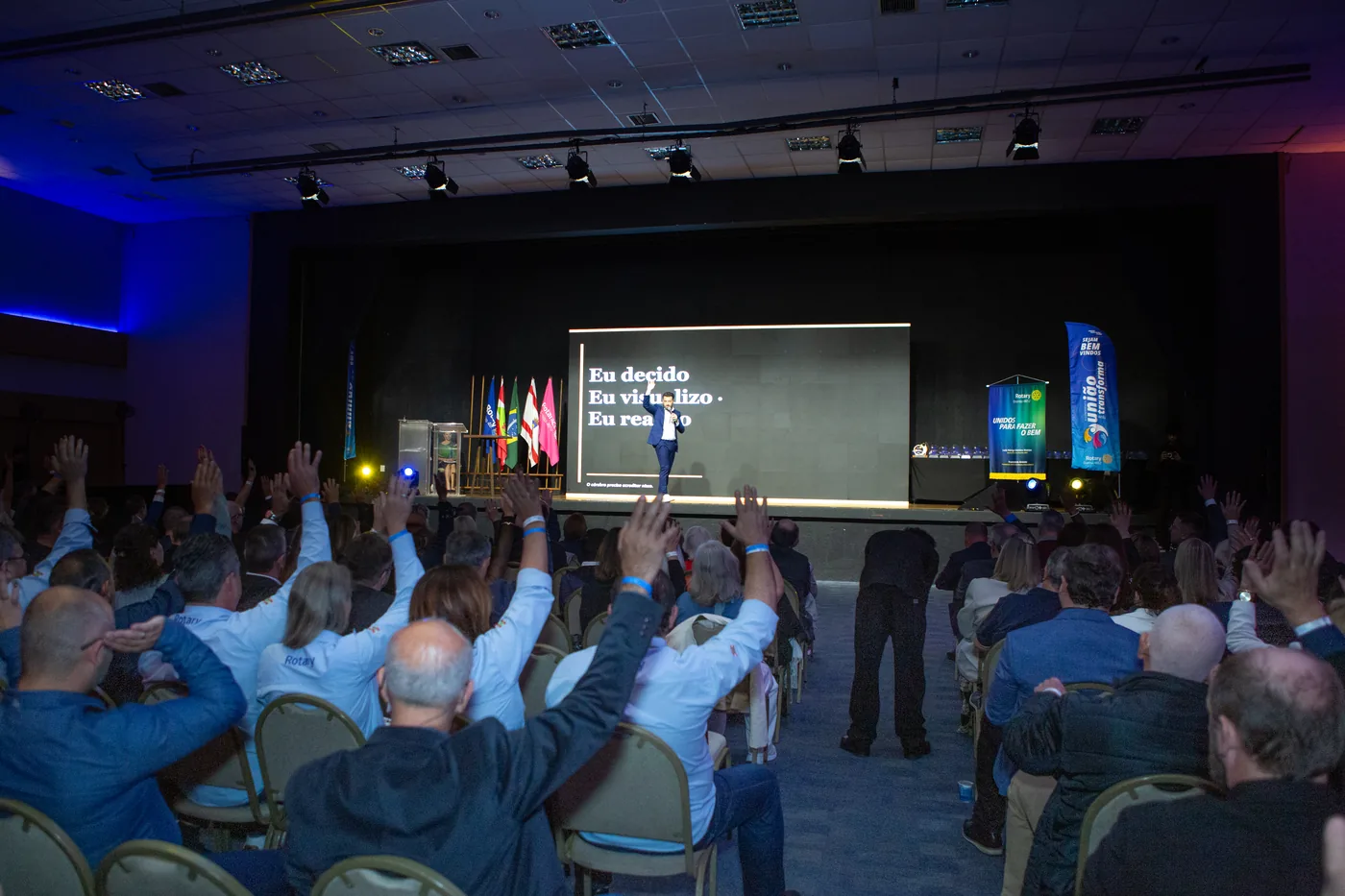Plateia de mãos erguidas durante a palestra